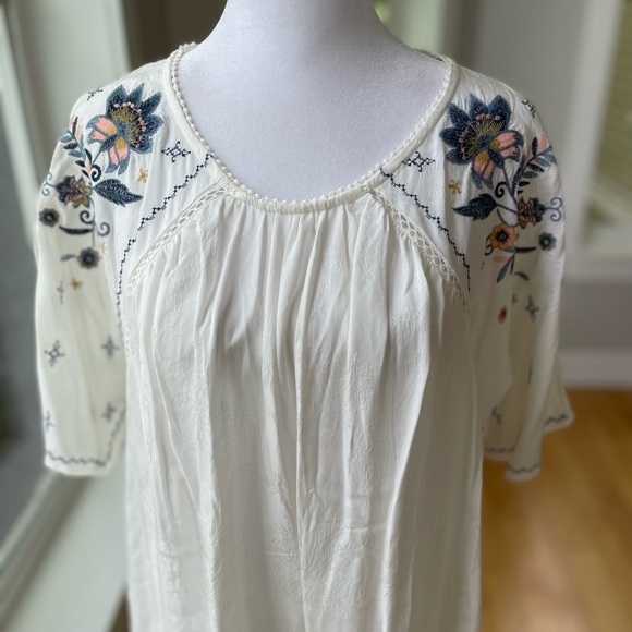 Knox Rose Pink Blue Floral Embroidered White Flowy Top Size Small - Picture 2 of 8